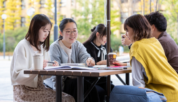 学生たちが思い思いに過ごす中庭